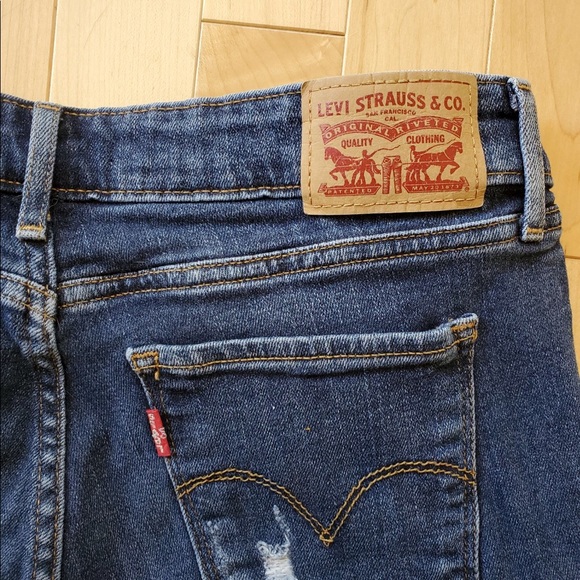 I’m selling a pair of women’s Levi jeans! - Picture 6 of 7